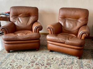 Par de poltronas Frau em couro